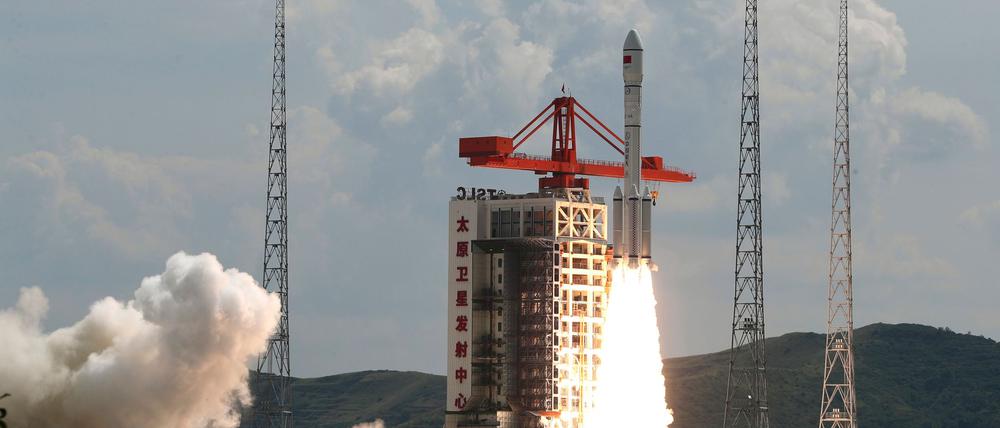 Eine Trägerrakete vom Typ Langer Marsch 6 hebt mit einer neuen Satellitengruppe ab. (Archivbild)