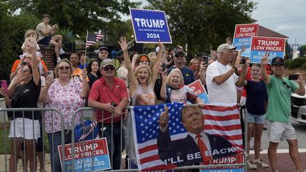 Menschen säumen die Straße, als der ehemalige US-Präsident Donald Trump in Evans, Georgia, eine Rede hält. 