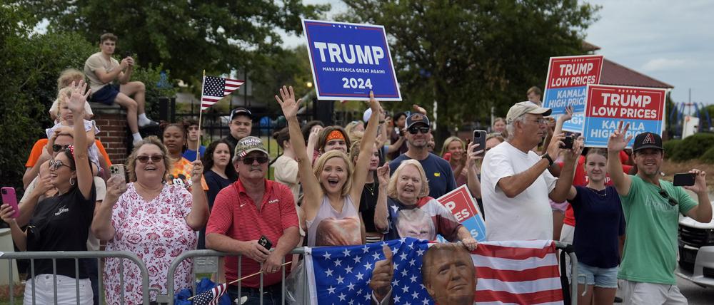 Menschen säumen die Straße, als der ehemalige US-Präsident Donald Trump in Evans, Georgia, eine Rede hält.