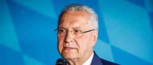 Will DFB und DFL beim Thema Gewalt im Fußball in die Pflicht nehmen: Bayerns Innenminister Joachim Herrmann (CSU).