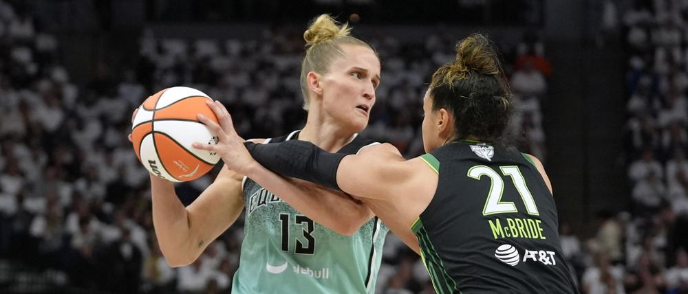 Leonie Fiebich (l.) trug entscheidend zum Sieg der New York Liberty bei.