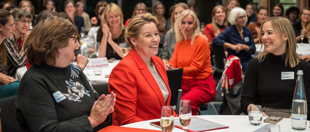 Auch Wirtschaftssenatorin Franziska Giffey hatte den einen oder anderen Tipp für die interessierten Gründerinnen.