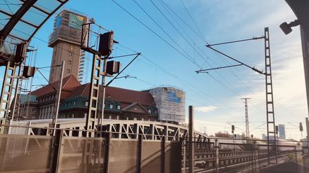 Bahnhof Berlin Spandau Blick auf Rathausturm vom Bahnsteig