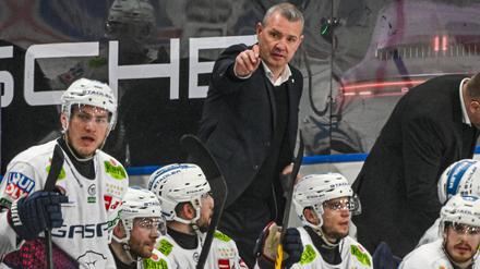 Zufrieden. Trainer Serge Aubin von den Eisbären Berlin.