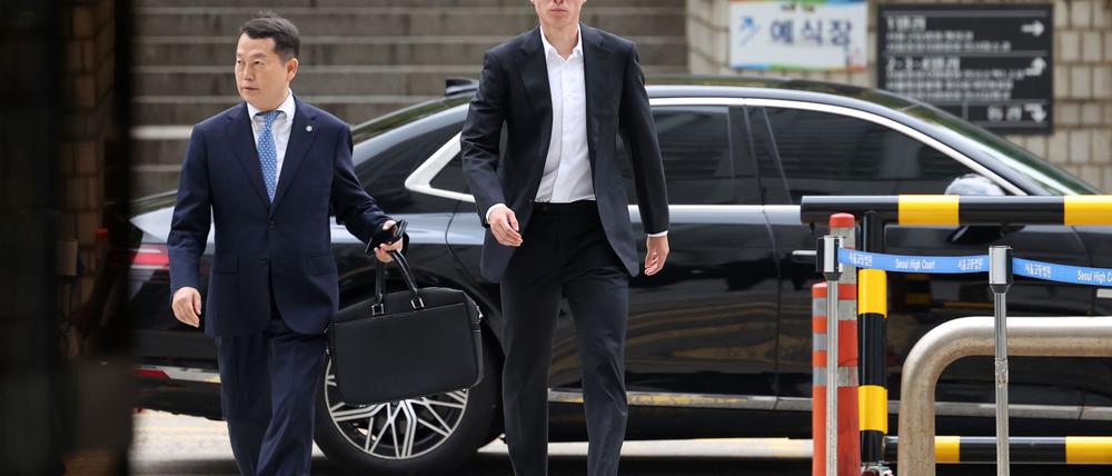 Dem ehemaligen südkoreanischen Fußballnationalspieler Ui-jo Hwang wird vorgeworfen, Geschlechtsverkehr mit mehreren Frauen entgegen deren Willen gefilmt zu haben.