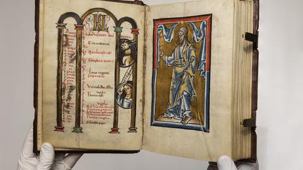 Gerettet: Im letzten Moment erwarben das Land Sachsen und die Ernst-von-Siemens-Stiftung das St. Marienthaler Psalter: hier die Kalenderseite Dezember und die Darstellung Aarons.
