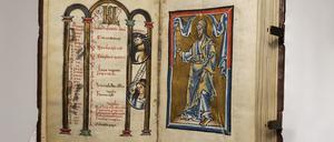 Gerettet: Im letzten Moment erwarben das Land Sachsen und die Ernst-von-Siemens-Stiftung das St. Marienthaler Psalter: hier die Kalenderseite Dezember und die Darstellung Aarons.