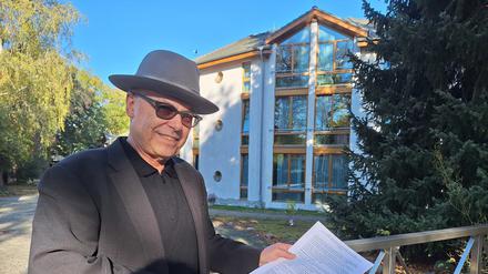 Alfred Bouß vor dem „Haus Sonne“ in Berlin-Lichterfelde.