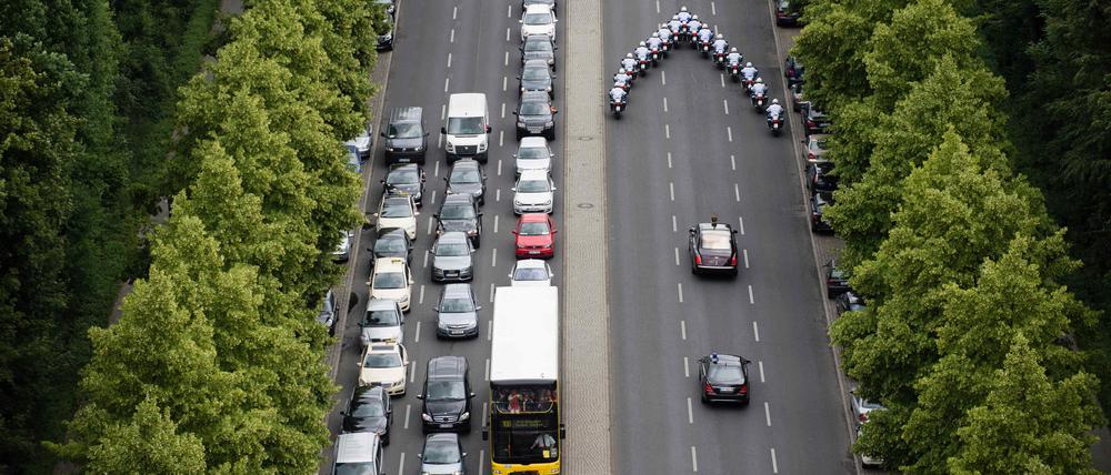 Die Fahrzeugkolonne mit der damaligen Königin Elizabeth II. und ihrem Gatten Prinz Philip (r, zweite Fahrzeug von unten) fuhr am 24.06.2015 in Berlin auf der Straße des 17. Juni durch den Tiergarten. Die Straße wurde dafür gesperrt, Berlinerinnen und Berliner standen im Stau.