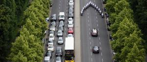 Die Fahrzeugkolonne mit der damaligen Königin Elizabeth II. und ihrem Gatten Prinz Philip (r, zweite Fahrzeug von unten) fuhr am 24.06.2015 in Berlin auf der Straße des 17. Juni durch den Tiergarten. Die Straße wurde dafür gesperrt, Berlinerinnen und Berliner standen im Stau.