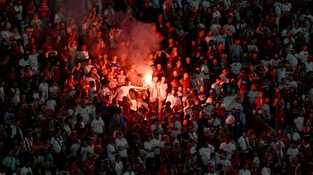 Bayern, München: Fußball, UEFA Euro 2024, EM, Dänemark - Serbien, Vorrunde, Gruppe C, Spieltag 3, München Fußball Arena, Pyrotechnik im serbischen Fanblock.