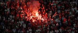 Bayern, München: Fußball, UEFA Euro 2024, EM, Dänemark - Serbien, Vorrunde, Gruppe C, Spieltag 3, München Fußball Arena, Pyrotechnik im serbischen Fanblock.