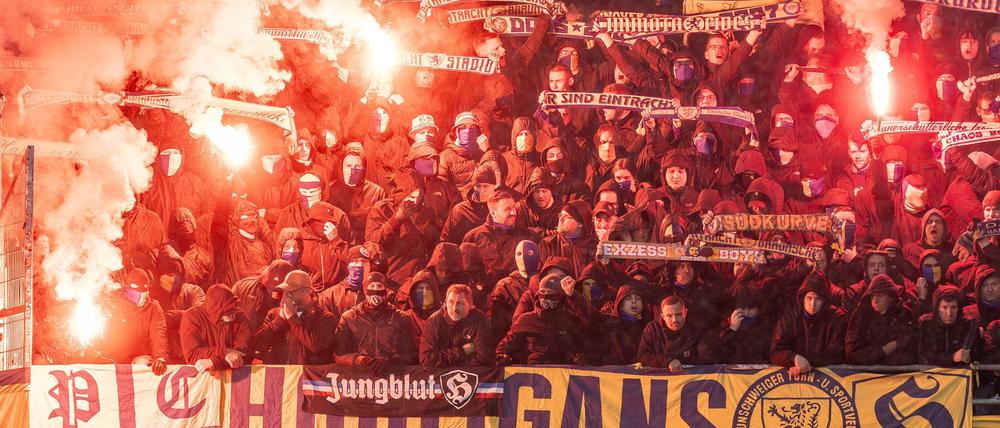 Der Einsatz von Pyrotechnik in Stadien sorgt bei Politikern und Verbänden regelmäßig für große Kritik.