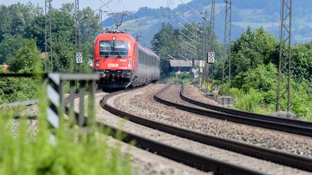 Volle Bestandsstrecke: Ein Zug der Österreichischen Bundesbahnen (ÖBB) fährt über die Gleise der Bahntrasse durch das Inntal zwischen Rosenheim und Kufstein. In dem Tal sollen zwei zusätzliche Gleise gebaut werden. 