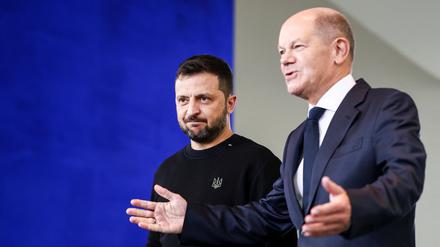 Bundeskanzler Olaf Scholz (SPD, rechts) und der ukranische Präsident Wolodymyr Selenskyj am 11. Oktober 2024 in Berlin.