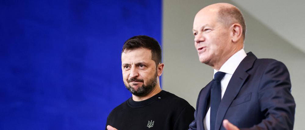Bundeskanzler Olaf Scholz (SPD, rechts) und der ukranische Präsident Wolodymyr Selenskyj am 11. Oktober 2024 in Berlin.