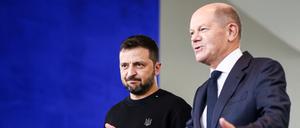 Bundeskanzler Olaf Scholz (rechts) und der ukrainische Präsident Selenskyj im Oktober 2024 in Berlin.