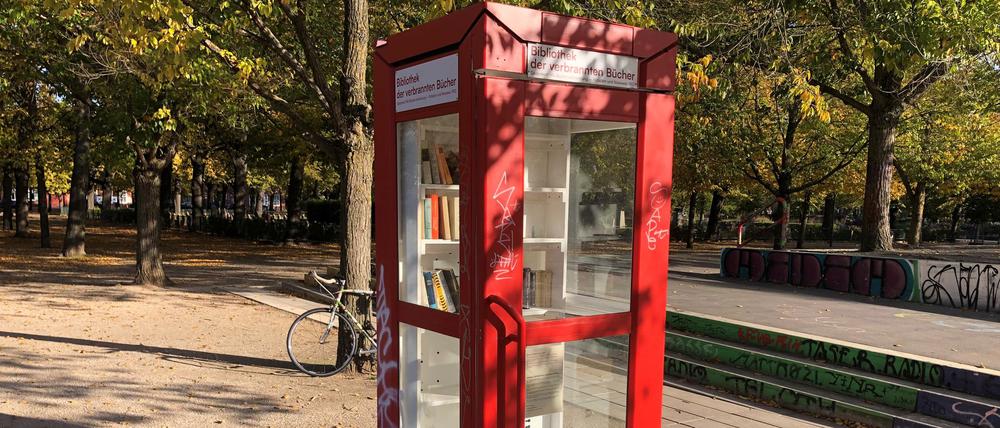 Vor der Bibliothek der verbrannten Bücher in Potsdam sollen Bücher angezündet worden sein.