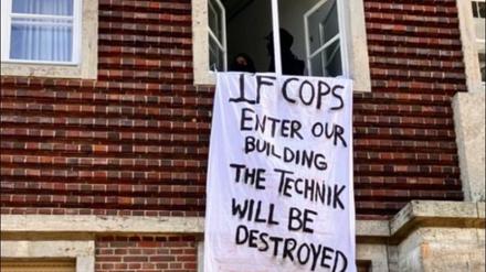 Ein Banner hängt aus dem im Oktober 2024 besetzten FU-Präsidium