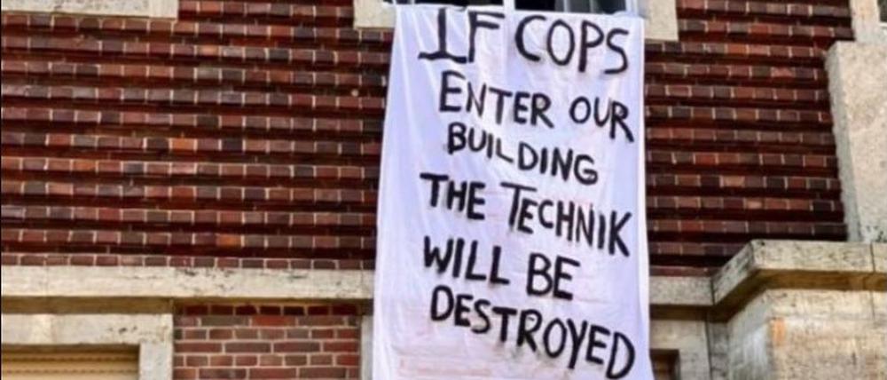 Ein Banner hängt aus dem FU-Präsidium. 