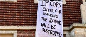 Ein Banner hängt aus dem im Oktober 2024 besetzten FU-Präsidium