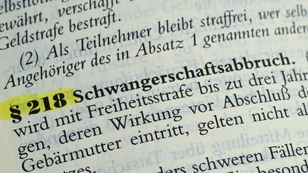 Baden-Württemberg, Stuttgart: Der Paragraf 218 im Strafgesetzbuch regelt bislang die Strafbarkeit von Schwangerschaftsabbrüchen. 