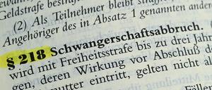 Baden-Württemberg, Stuttgart: Der Paragraf 218 im Strafgesetzbuch regelt bislang die Strafbarkeit von Schwangerschaftsabbrüchen. 