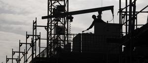 Ein Bauarbeiter arbeitet auf einer Baustelle.