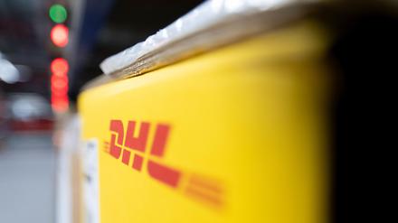 Ein Paket liegt im DHL Hub am Flughafen Leipzig. 