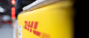 Ein Paket liegt im DHL Hub am Flughafen Leipzig. 