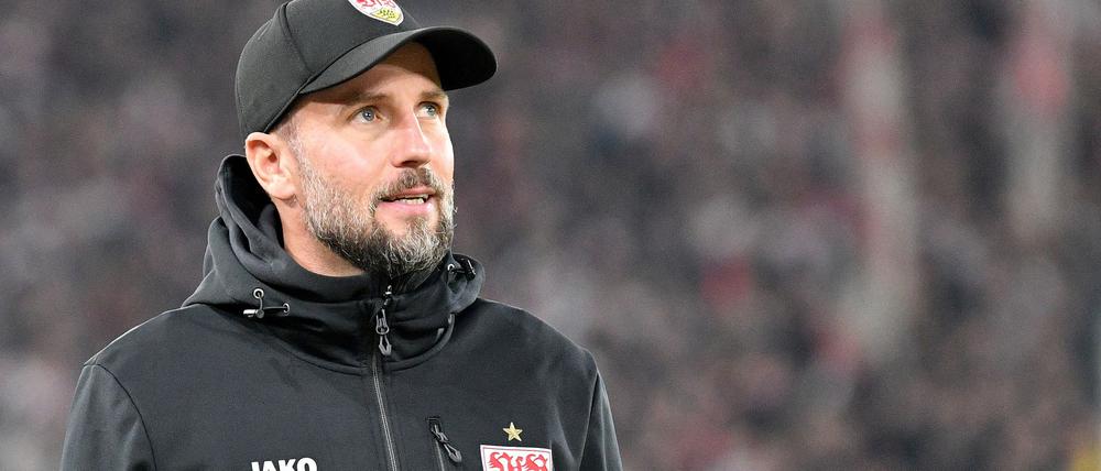Trainer Sebastian Hoeneß und der VfB Stuttgart sind am Samstag beim FC Bayern zu Gast.