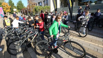 Stadler und die Physiotherapiepraxen von Anne Lamprecht spenden mit der Kinderhilfe Potsdam 30 Fahrräder mit Helmen und Schlössern an die Grundschule am Priesterweg. Damit sollen Radausflüge möglich sein, aber auch Verleihung am Wochenende.
