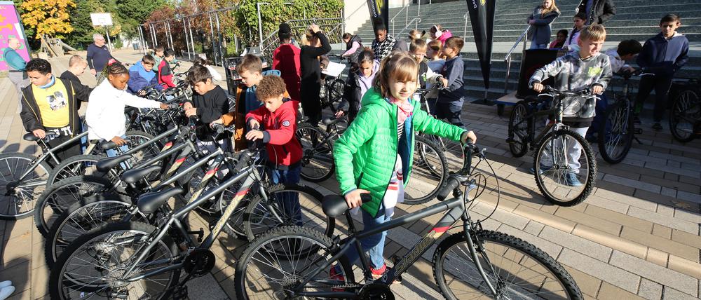 Stadler und die Physiotherapiepraxen von Anne Lamprecht spenden mit der Kinderhilfe Potsdam 30 Fahrräder mit Helmen und Schlössern an die Grundschule am Priesterweg. Damit sollen Radausflüge möglich sein, aber auch Verleihung am Wochenende.