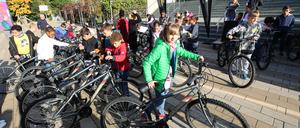 Stadler und die Physiotherapiepraxen von Anne Lamprecht spenden mit der Kinderhilfe Potsdam 30 Fahrräder mit Helmen und Schlössern an die Grundschule am Priesterweg. Damit sollen Radausflüge möglich sein, aber auch Verleihung am Wochenende.