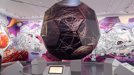 Großes Graffiti-Wandbild in der Ausstellung Berlin Global im Humboldt-Forum.