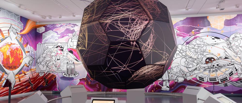 Großes Graffiti-Wandbild in der Ausstellung Berlin Global im Humboldt-Forum.