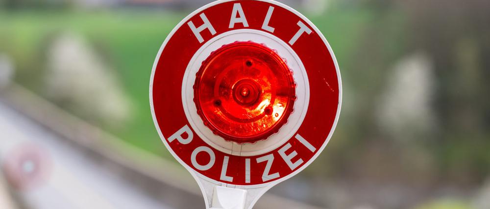 Sofortige Busgeldzahlung sollen die Männer bei den Verkehrskontrollen verlangt haben. (Symbolbild)
