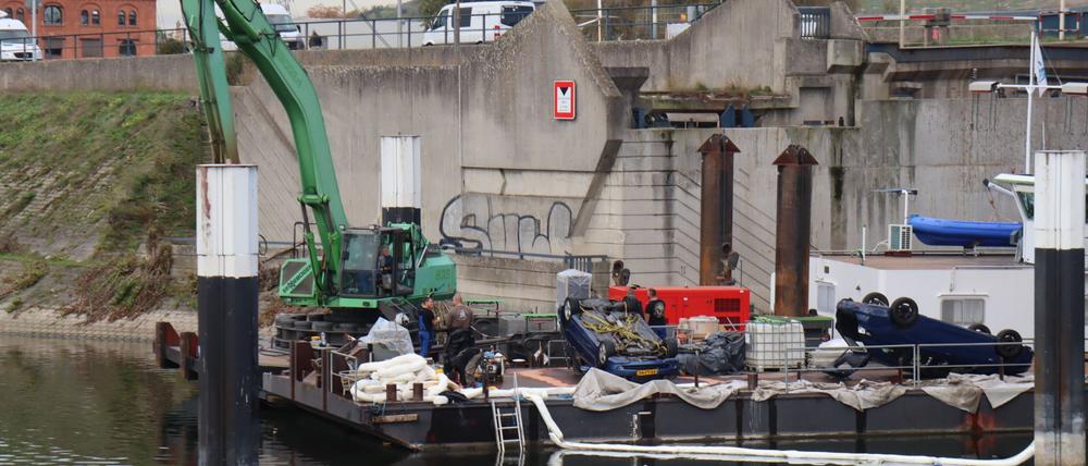 Zwei Autos auf dem Schiff wurden durch den Zusammenstoß in den Industriehafen geschoben. Sie wurden später von Experten geborgen.