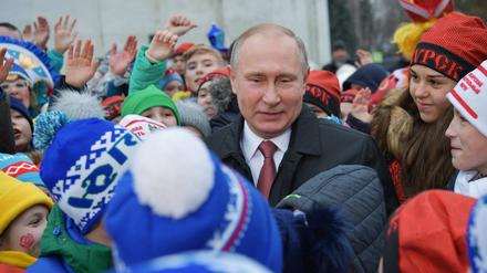 Der russische Präsident Wladimir Putin trifft am 26.12.2017 im Kremlpalast in Moskau (Russland) Kinder, die die Neujahrsshow im Kreml besucht haben. 
