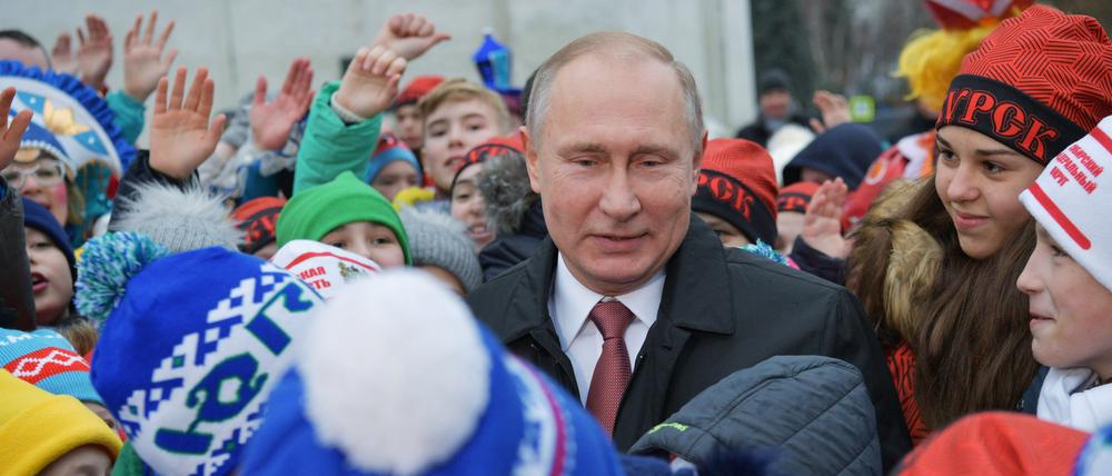 Der russische Präsident Wladimir Putin trifft am 26.12.2017 im Kremlpalast in Moskau (Russland) Kinder, die die Neujahrsshow im Kreml besucht haben. 