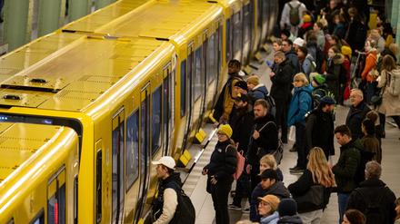 Menschen warten bei einem Warnstreik bei der Deutschen Bahn am Alexanderplatz auf die U-Bahn. (Archivbild)