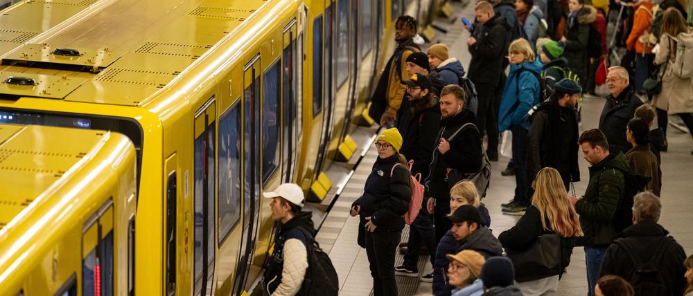 Menschen warten bei einem Warnstreik bei der Deutschen Bahn am Alexanderplatz auf die U-Bahn. (Archivbild)