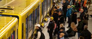 Menschen warten bei einem Warnstreik bei der Deutschen Bahn am Alexanderplatz auf die U-Bahn. (Archivbild)