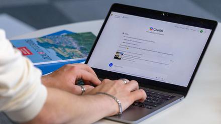 Berliner Lehrerinnen und Lehrer können ab sofort das KI-Tool Microsoft-Copilot für ihre Unterrichtsvorbereitung nutzen.