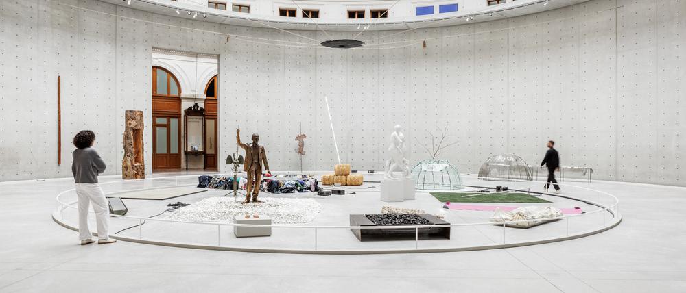 Unter der Kuppel der Pariser Börse vereint: Blick in die Rotunde mit Werken der Arte Povera-Künstler.