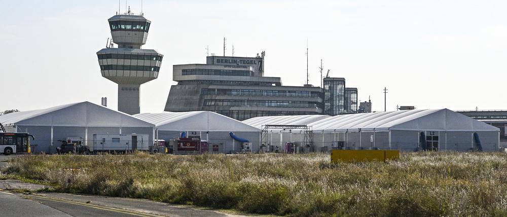 In weißen Zelten befindet sich eine Flüchtlingsunterkunft für 5000 Menschenma ehemaligen Flughafen Berlin-Tegel.
