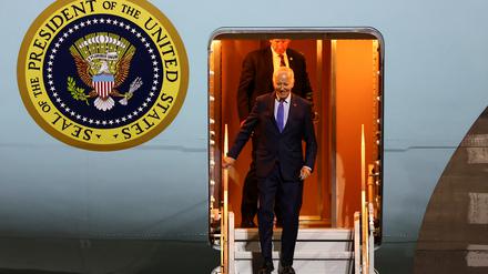 US-Präsident Joe Biden verlässt am BER die Air Force One. 