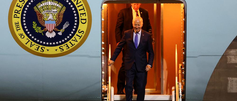 US-Präsident Joe Biden verlässt am BER die Air Force One.