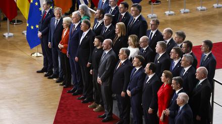 Die Staats- und Regierungschefs der Europäischen Union posieren für ein Gruppenfoto mit dem ukrainischen Präsidenten Wolodymyr Selenskyj, Präsident der Ukraine (vorne,6.v.l) während eines EU-Gipfels. 