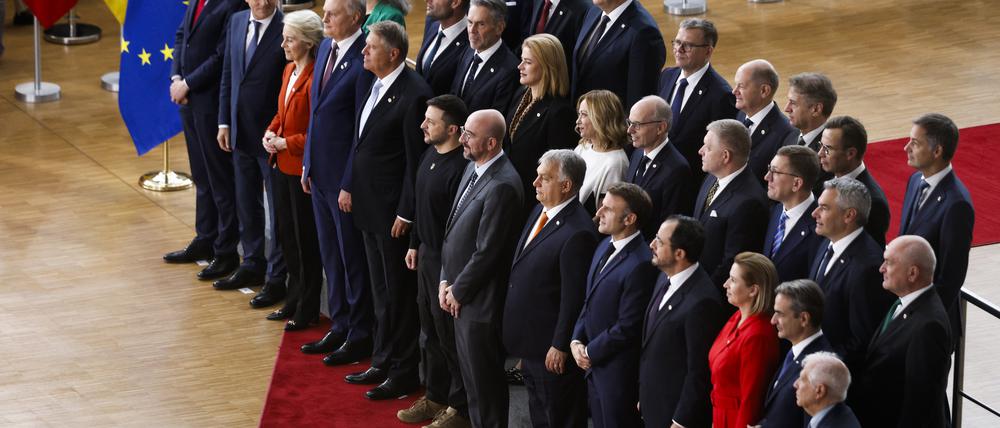 Die Staats- und Regierungschefs der Europäischen Union posieren für ein Gruppenfoto mit dem ukrainischen Präsidenten Wolodymyr Selenskyj, Präsident der Ukraine (vorne,6.v.l) während eines EU-Gipfels.